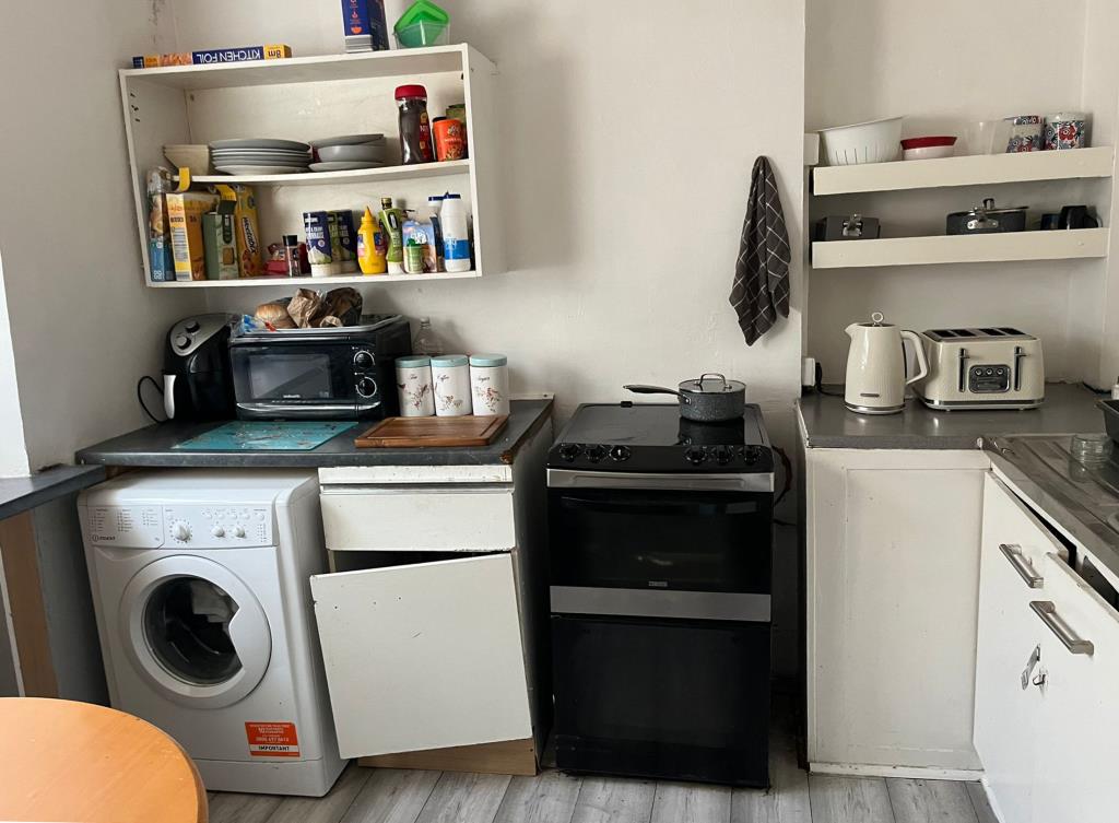 Lot: 90 - MIXED USE PROPERTY/RESIDENTIAL INVESTMENT FOR IMPROVEMENT - General view of kitchen